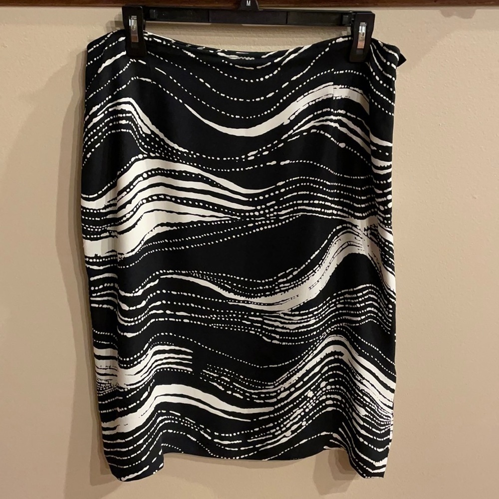 TALBOTS PURE SILK women’s black white swirl and dotted SKIRT. Below knee size 12